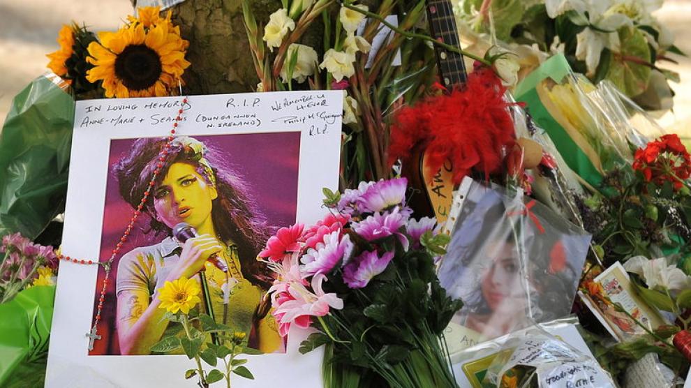 Coronas de flores en la puerta de la casa de Amy Winehouse.
