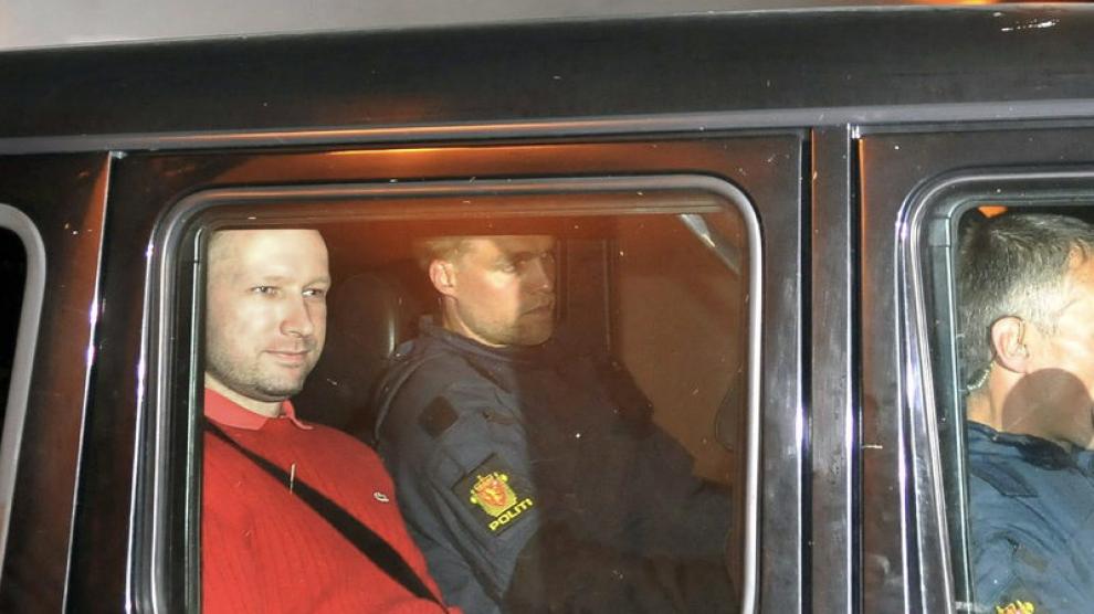El noruego Anders Breivik, escoltado por la Policía.