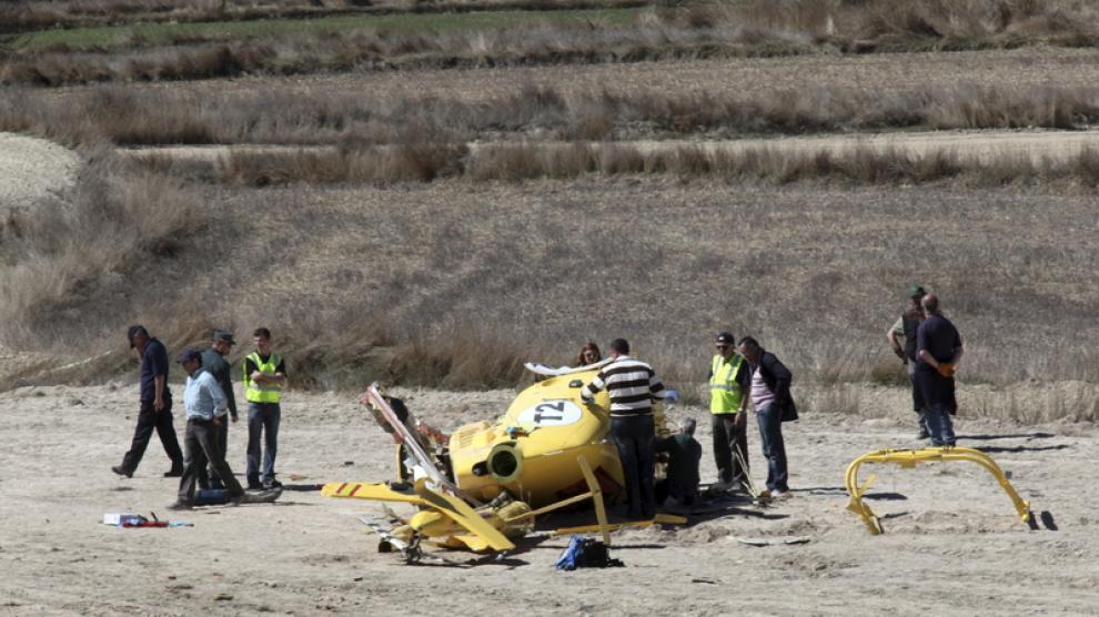 El helicóptero -en la foto, el día del accidente- se estrelló contra un campo de labor.
