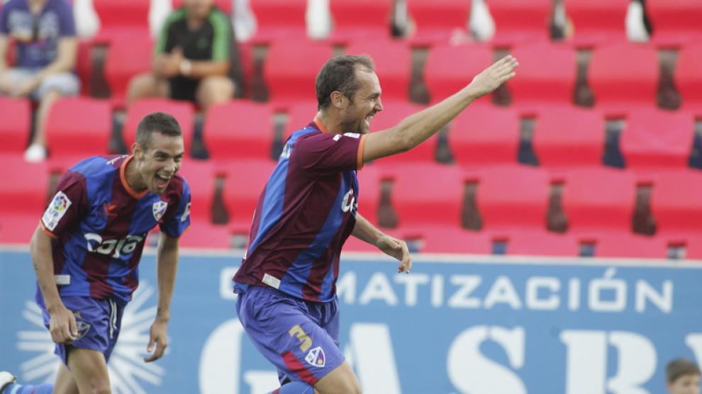 Luis Helguera celebra el gol que le marcó al Alcoyano en el 3-3 del Alcoraz.