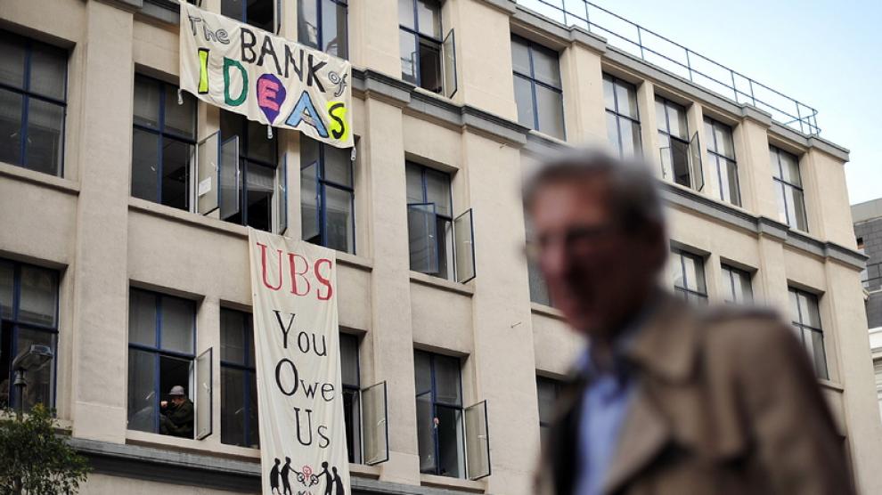 Los 'indignados' londinenses ocupan un edificio bancario en la City