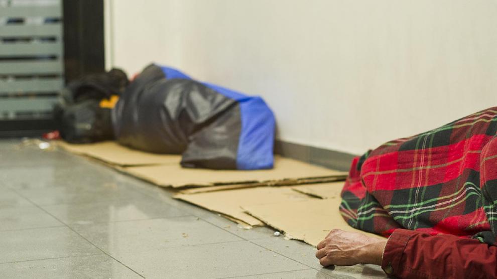 Cientos de cajeros de toda España se llenan por la noche de gente sin hogar