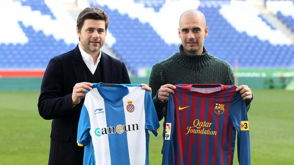 Los dos entrenadores posan con las camisetas de sus clubes
