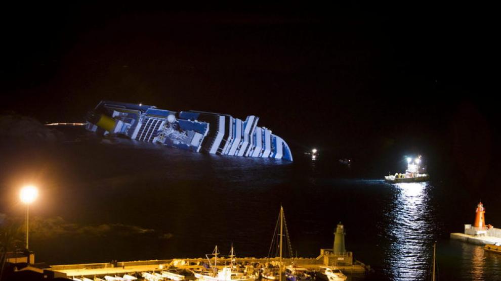 Imagen nocturna del crucero siniestrado frente a las costas italianas