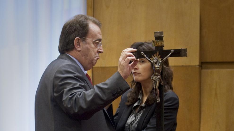 Anadón y Dueso con el crucifijo