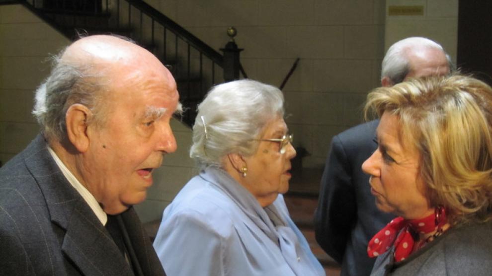 Representantes de la familia Van de Viu y la consejera Dolores Serrat