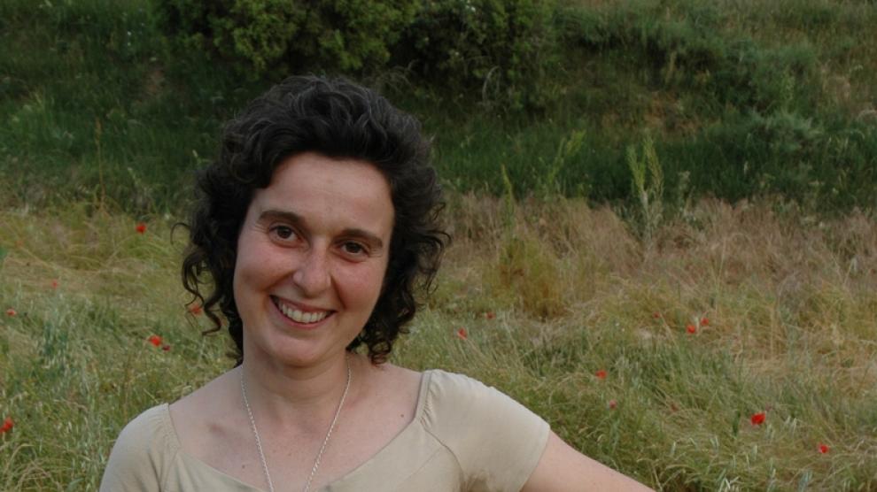 Evelyn Celma recoge plantas para elaborar sus cosméticos
