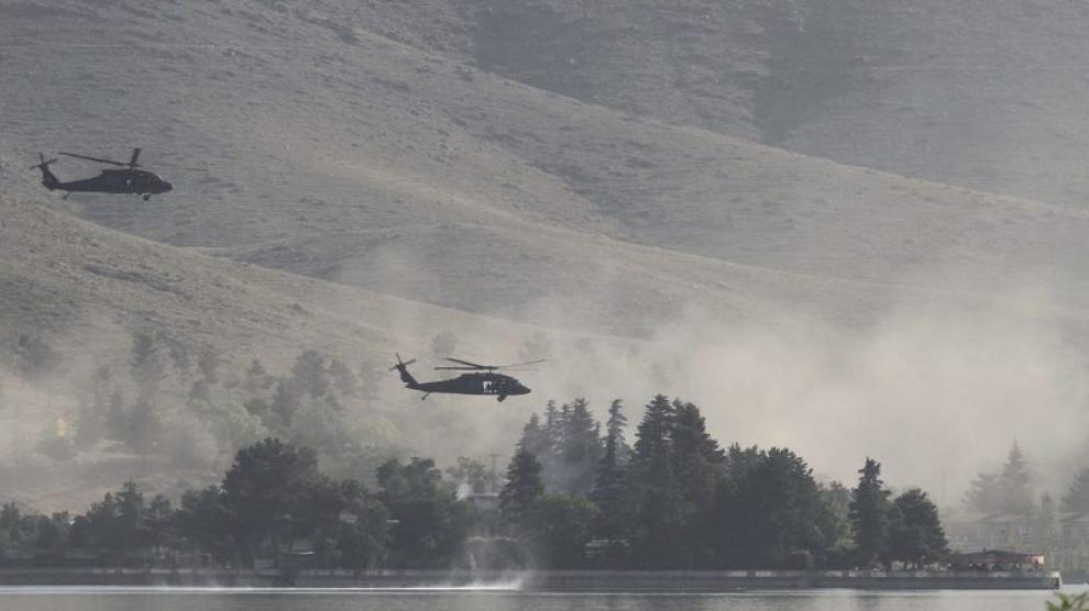 Los helicópteros de la OTAN sobre vuelan la zona del atentado.