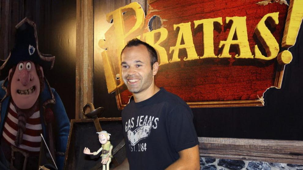 Iniesta posa en Fuentealbilla junto a un cartel de la película