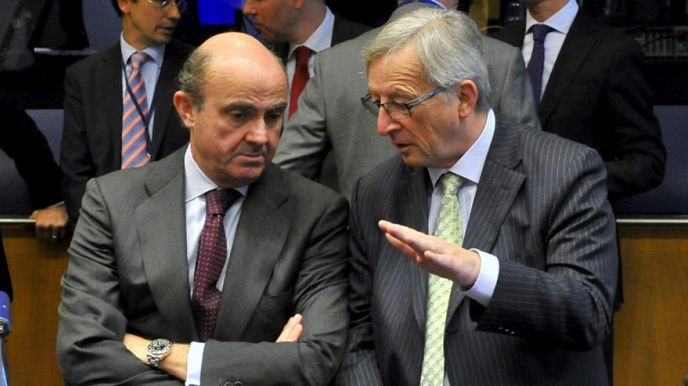 El ministro De Guindos conversa con Juncker antes de la reunión del Eurogrupo