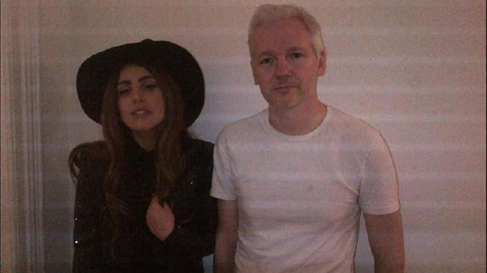 Foto colgada en Twitter de Lady Gaga con Julian Assange