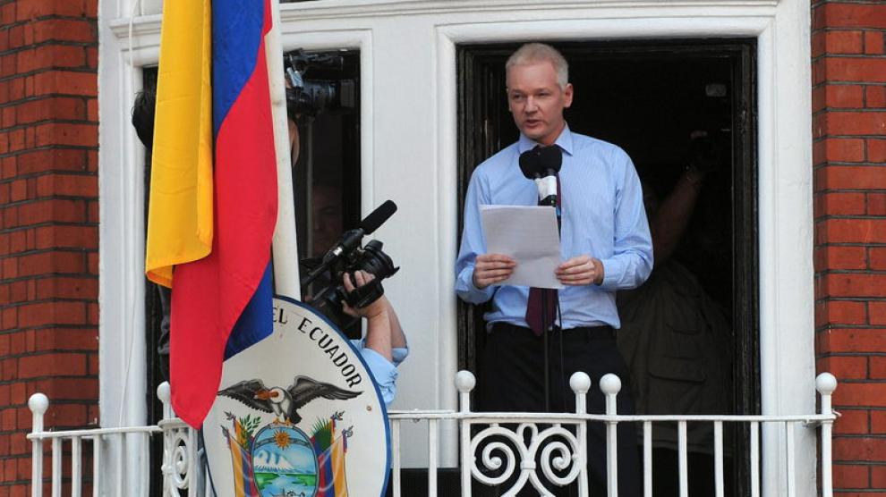 Assange en la embajada ecuatoriana el pasado agosto