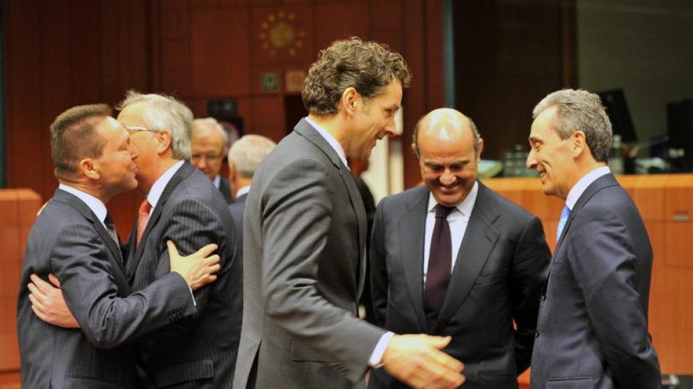 De Guindos, entre Juncker y Dijsselbloem