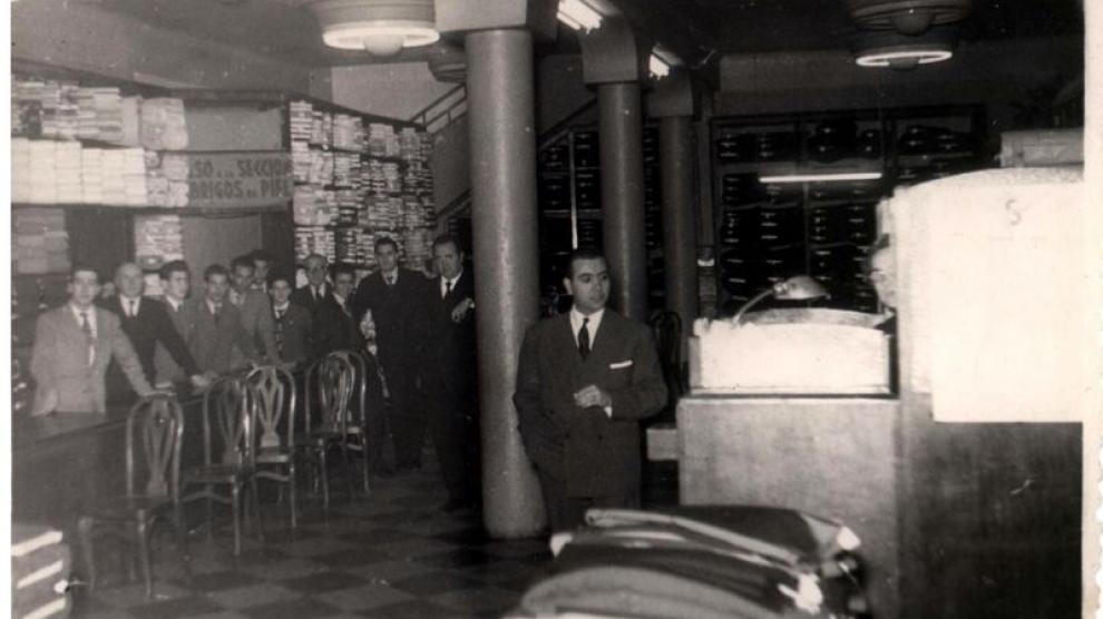 Juan Ferrer en 1955 con sus empleados, antes del boom del 'prêt a porter'