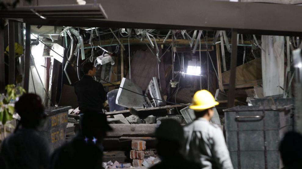 Escombros producidos por la explosión en la sede de Pemex en México