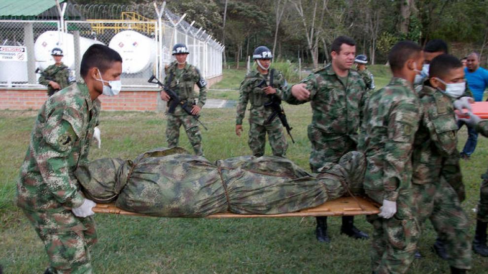 Militares trasladando uno de los cuerpos de los guerrilleros muertos durante un ataque del ejército de Colombia el 31 de enero en el que murió el guerrillero 'Jacobo Arango'