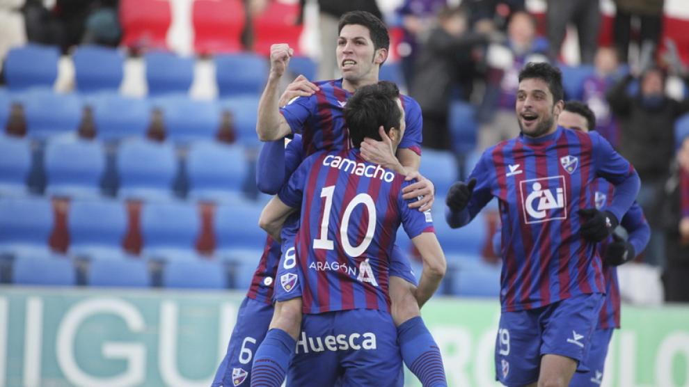 Los jugadores del Huesca celebran un gol en El Alcoraz
