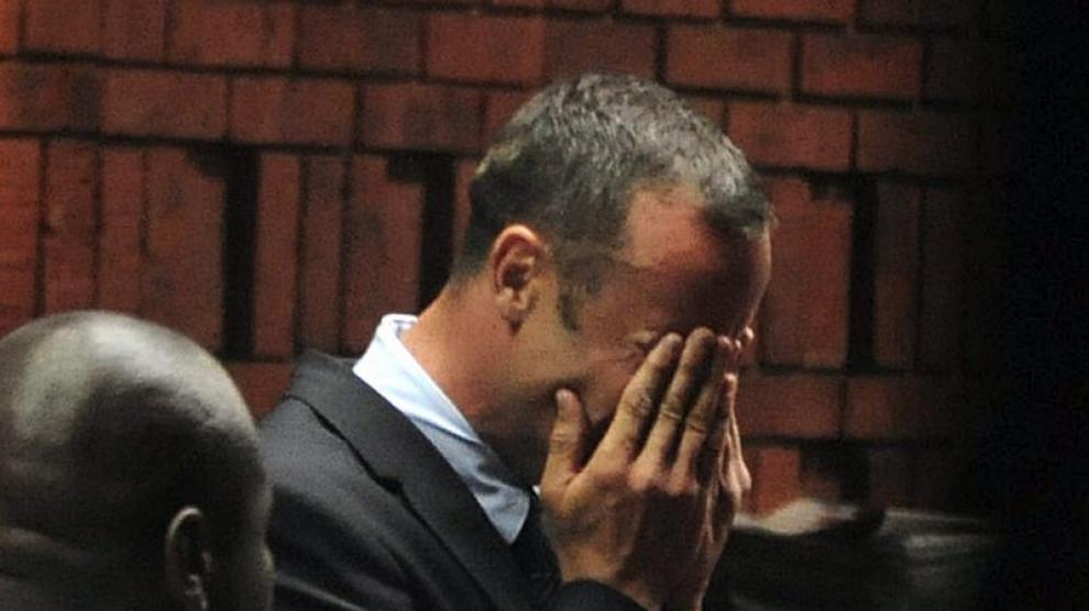 Pistorius no pudo reprimir las lágrimas al escuchar la acusación