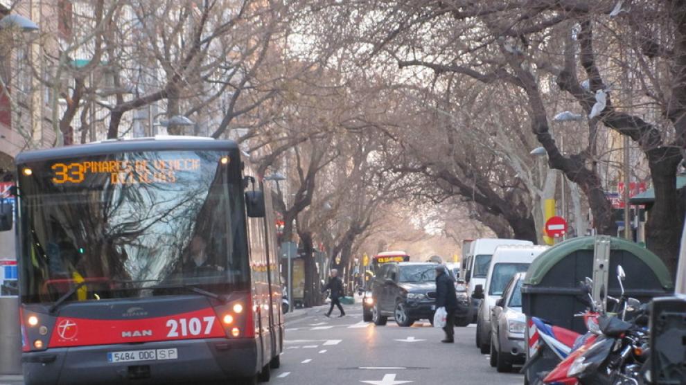 Autobuses, a su paso por la avenida de América