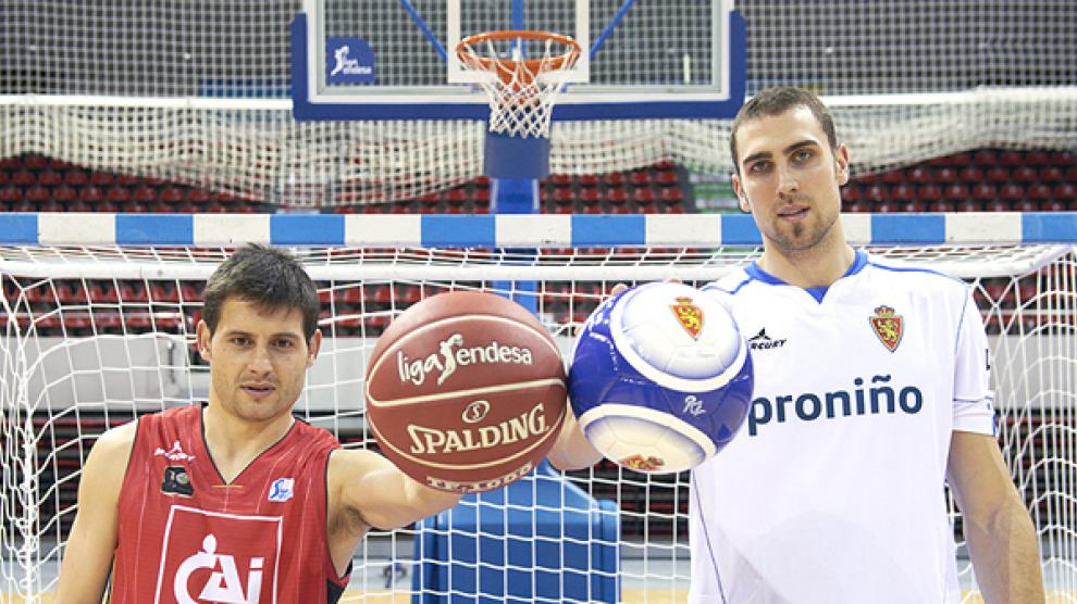 Los capitanes Javier Paredes y Pablo Aguilar intercambian camisetas