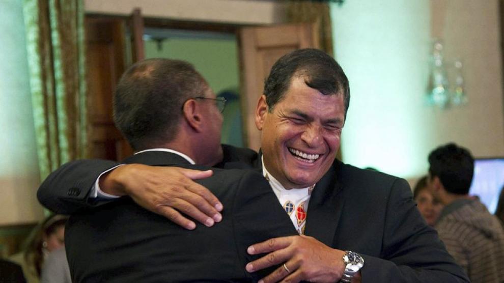 Rafael Correa celebró el resultado con sus partidarios.