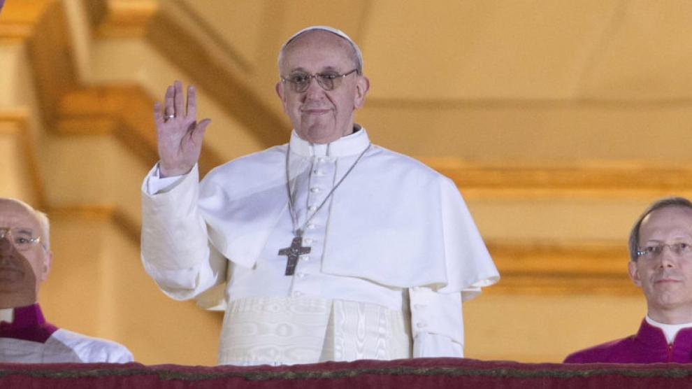 El nuevo Papa en el momento en que sali&oacute; al balc&oacute;n de San Pedro para presentarse