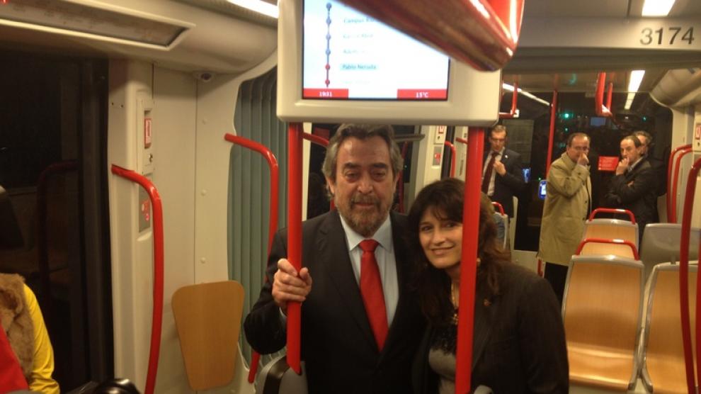 Belloch y Carmen Dueso en el primer recorrido del tranvía hasta Parque Goya