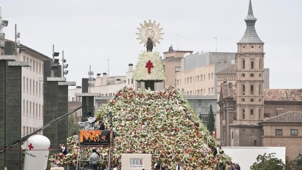 Este año, el manto de la Virgen del Pilar será blanco