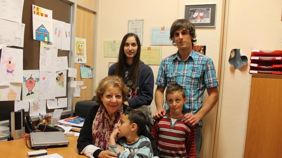 Bárbasa Sánchez, con sus hija, sus dos nietos y un voluntario, en el despacho de la Asociación AATEDA.