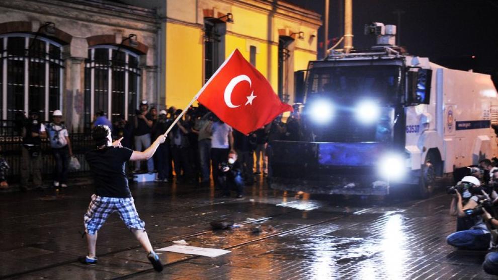 El centro de Estambul vive violentos enfrentamientos entre manifestantes y policías