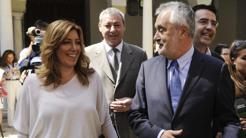El presidente de la Junta de Andalucía, José Antonio Griñán (d), acompañado de la consejera andaluza de la Presidencia e Igualdad, Susana Díaz