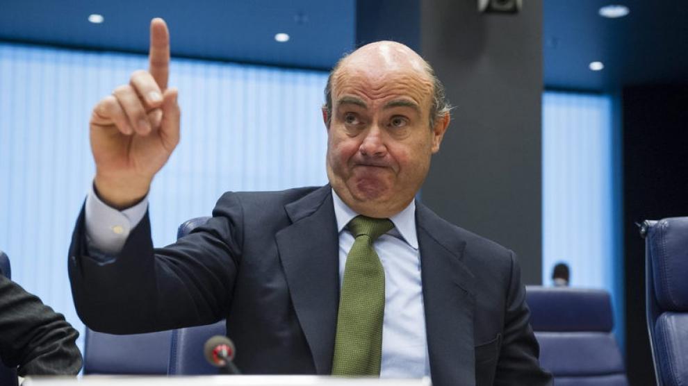 El ministro español de Economía y Competitividad, Luis de Guindos, gesticula durante la reunión del Eurogrupo celebrada en Luxemburgo