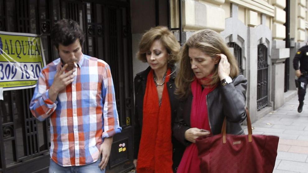Guillermo Bárcenas (i), hijo del extesorero del PP Luis Bárcenas, su mujer, Rosalía Iglesias (d), y su abogada, María Dolores Márquez de Prado (c), este miércoles