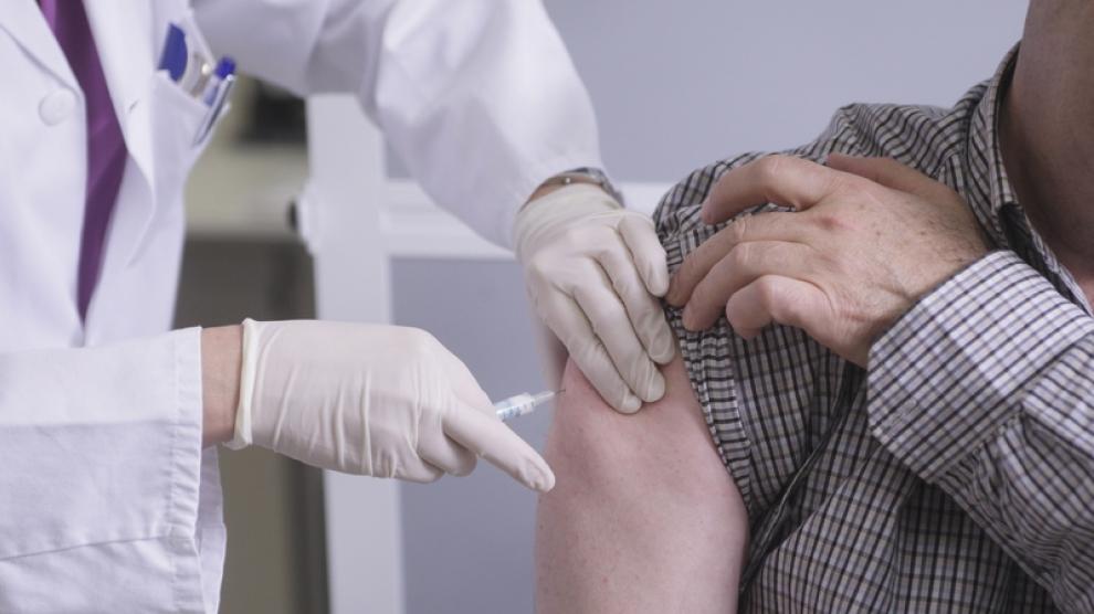 Un paciente se vacuna en un centro de salud de Zaragoza