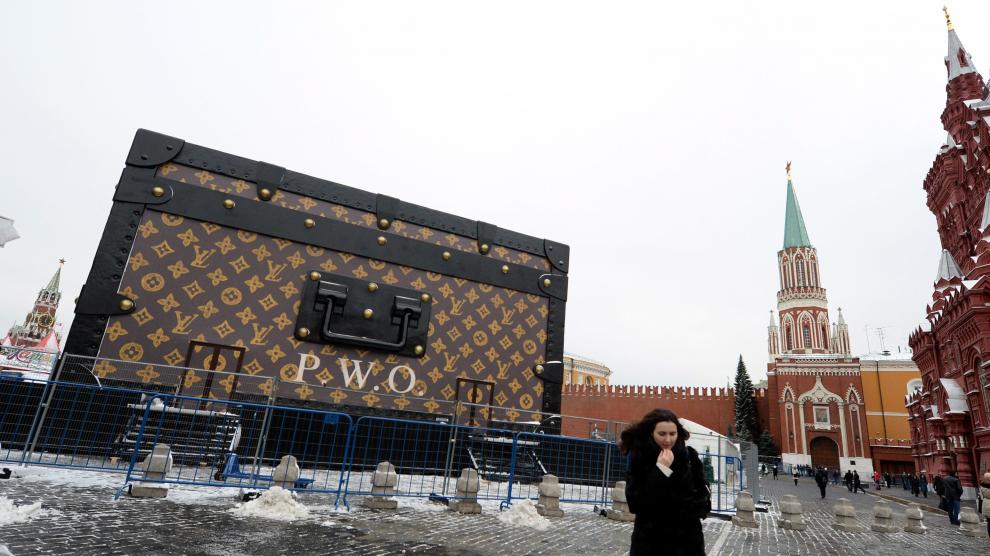 El Kremlin pide que se retire de la Plaza Roja un 'baúl' gigante