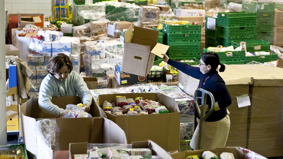 Dos voluntarias trabajan en el Banco de Alimentos