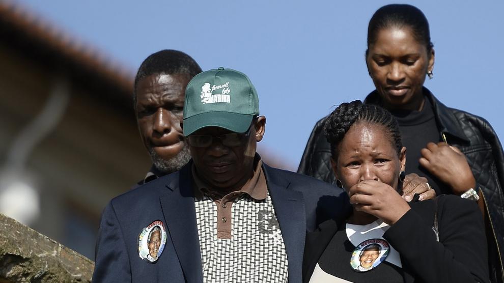 Una mujer llora tras despedirse del cuerpo de Mandela