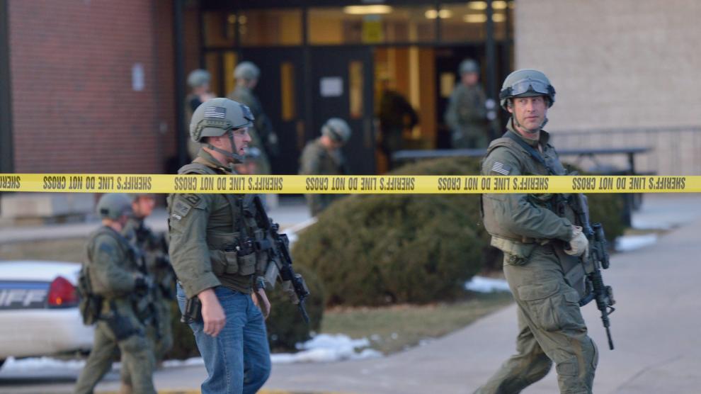 Un equipo de los Swat rodea el colegio de Denver donde tuvo lugar un tiroteo este viernes