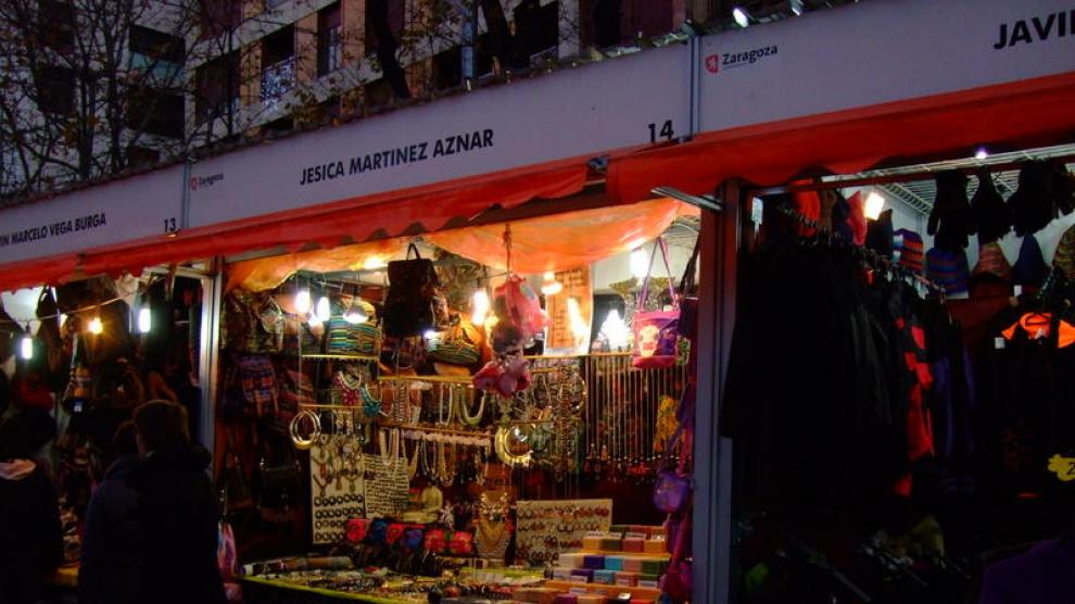 Puestos del mercado navideño de la plaza Aragón
