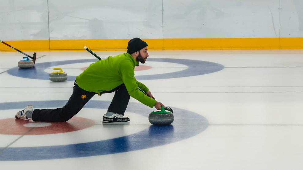 Un partido de curling en las pistas de Jaca
