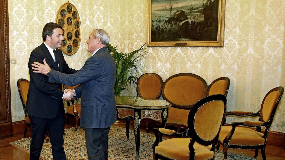 Renzi estrecha la mano del presidente del Senado italiano