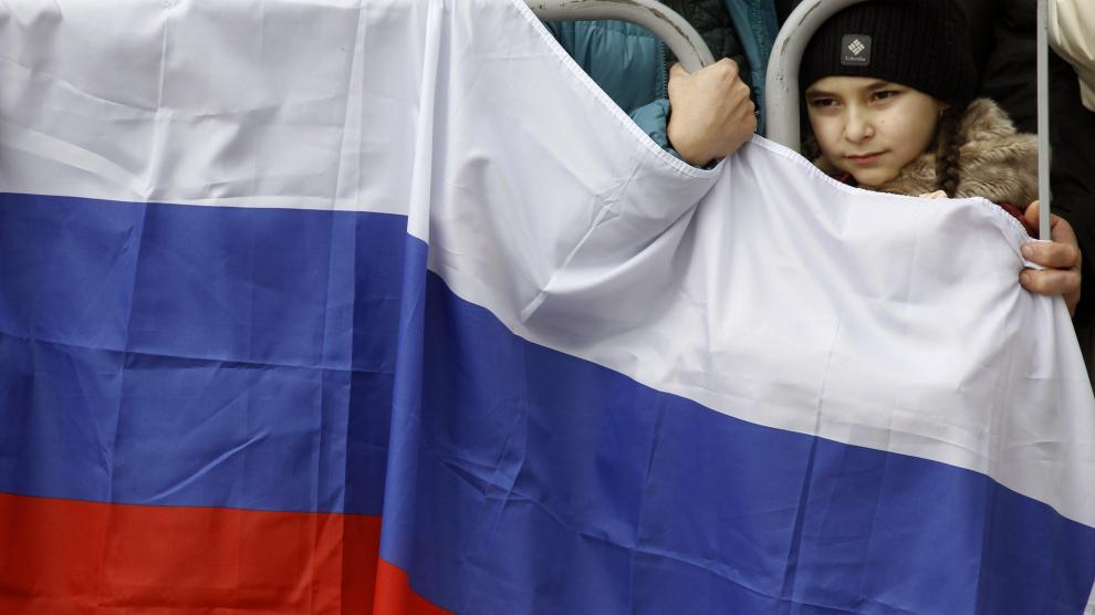 Un niño con una bandera rusa en Crimea