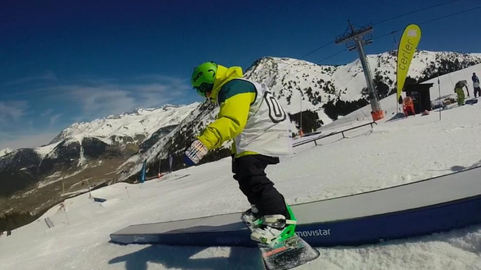 P., practicando snowboard