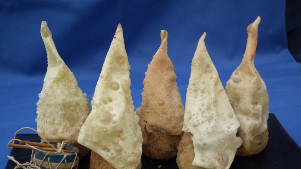 Espinacas a la crema con queso azul y capirote crujiente de ravioli, de La Terraza de Juan II