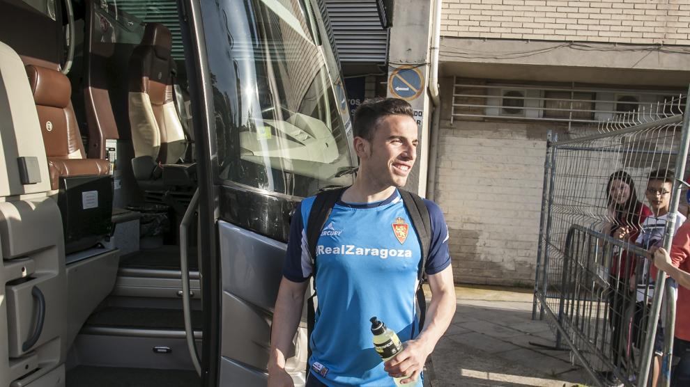 Fernández, antes de subir al bus del Real Zaragoza