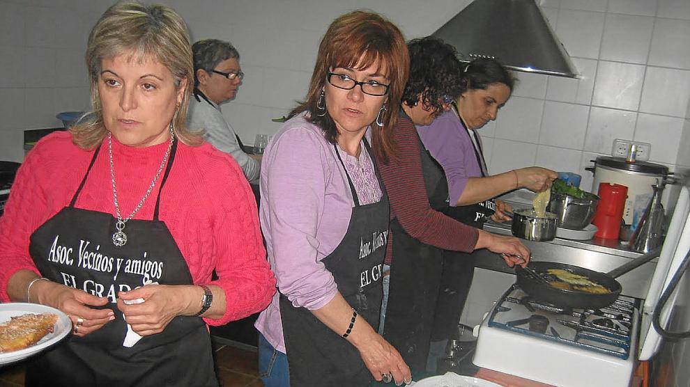 Mujeres de la Asociación de Vecinos y Amigos de El Grado, preparando crespillos en una edición anterior.