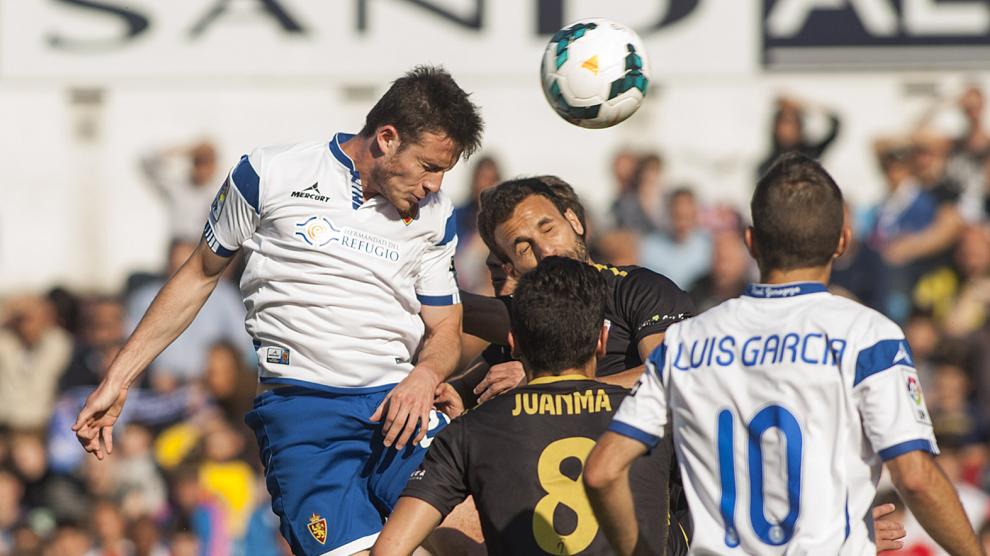 Henríquez remata un balón en el duelo contra el Jaén