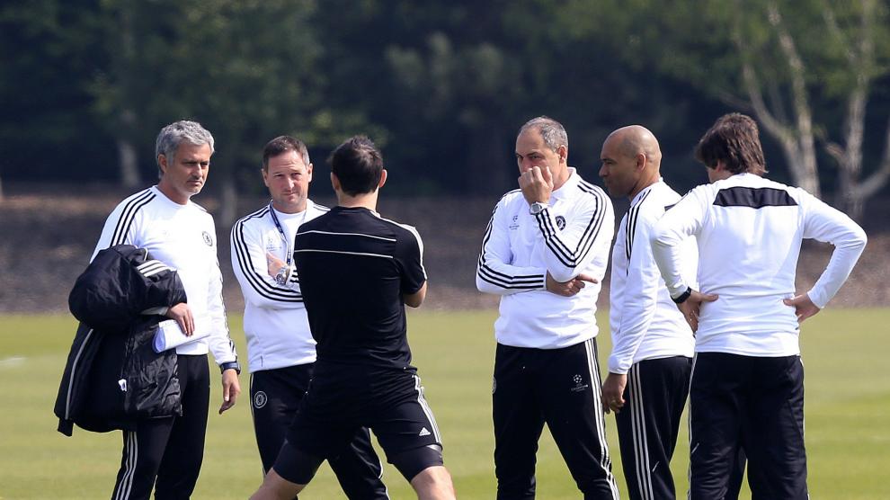 Los técnicos del Chelsea, durante un entrenamiento