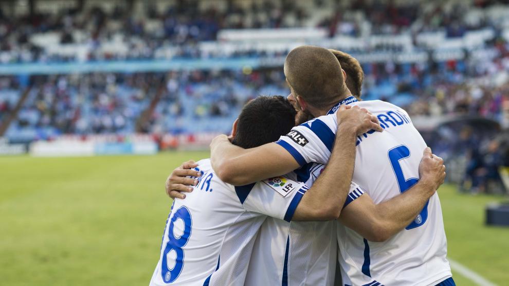 Los jugadores del Real Zaragoza celebran el gol con el Jaén