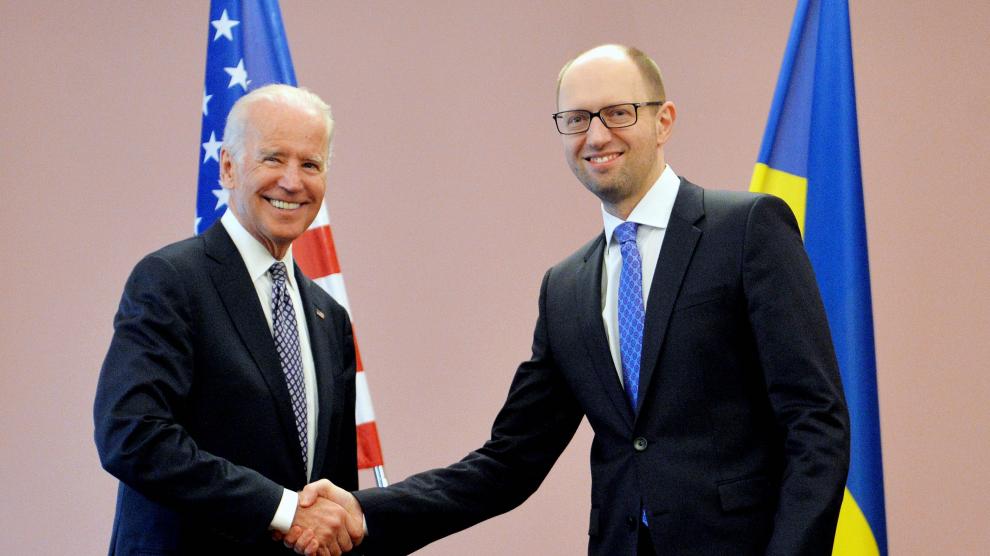 El primer ministro ucraniano, Arseni Yatseniuk, saluda a Joe Biden